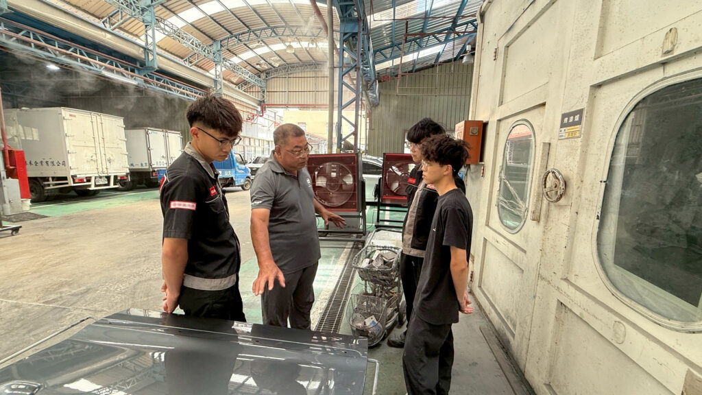《洛克塗料用匠心為台灣汽車塗裝產業灌注永續能量》 4 指導講師在施工現場詳細介紹作業設備、工具、板件、零件等等資訊。