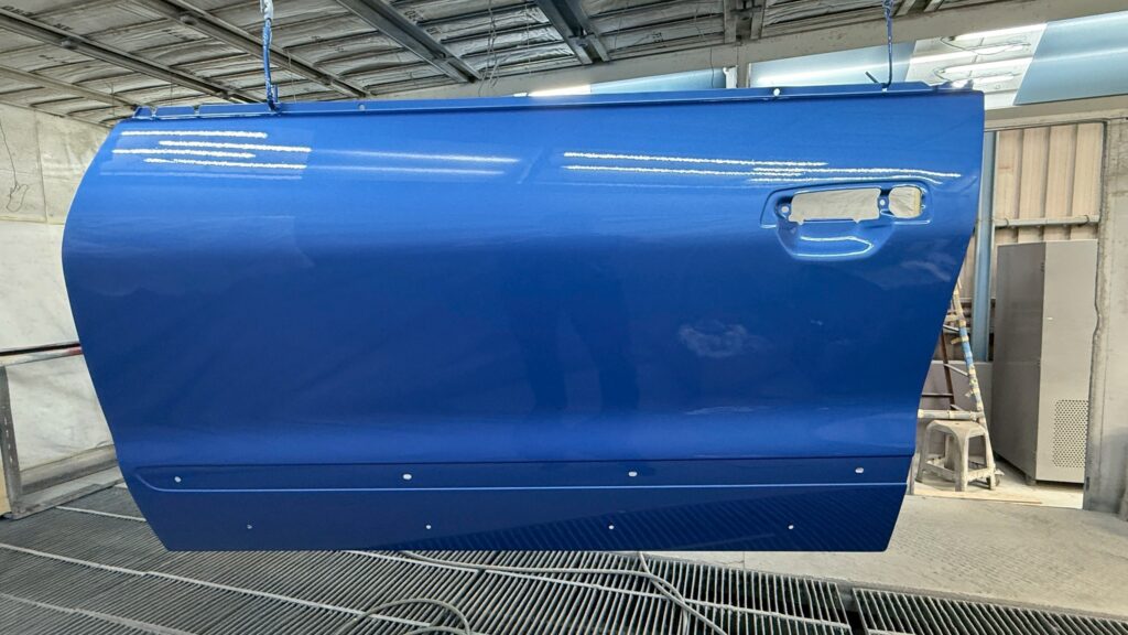 面漆作業結束後撕掉膠帶，噴塗洛克 150-8150 2比1金油，完成本次實作練習！