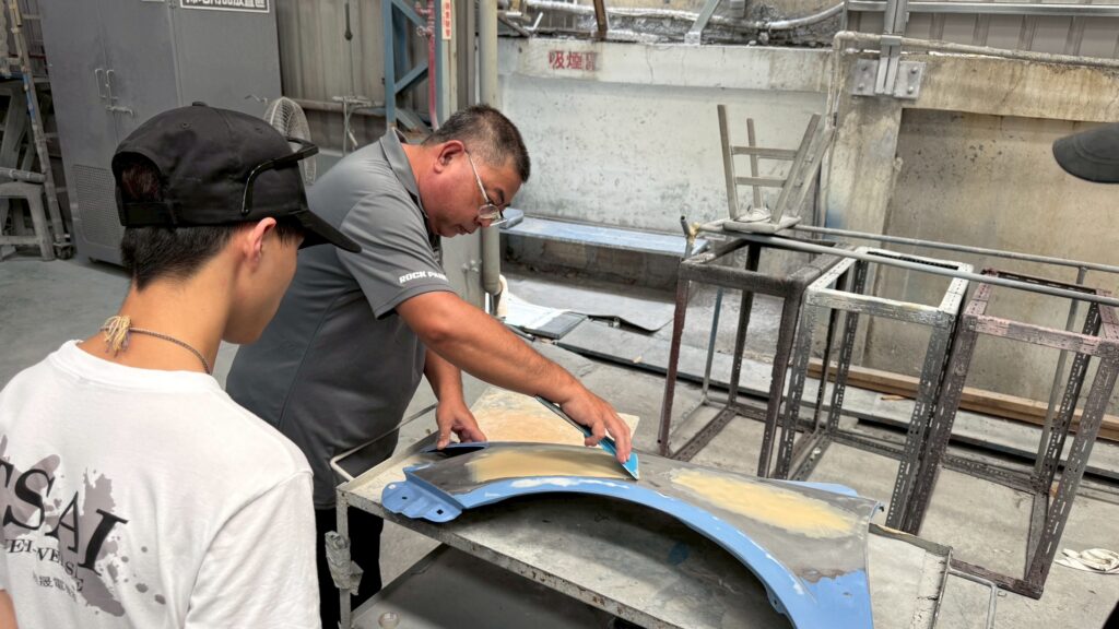 《洛克塗料用匠心為台灣汽車塗裝產業灌注永續能量》 5 補土作業示範:以加壓式填補葉子板表面的細微損傷。